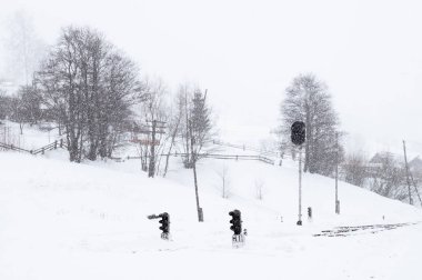 Tren İstasyonu, kış, köy, Ukrayna, Avrupa'nın kırmızı trafik ışığı