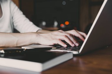 İş kadınları laptop, kalem ve defter ile ahşap üzerinde çalışmak 