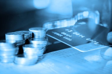 Sikke üzerinde kitap banka ve yakın bir satır Çift pozlama kadar halkı el eklemek için Atm kart Finans ve bankacılık kavramı