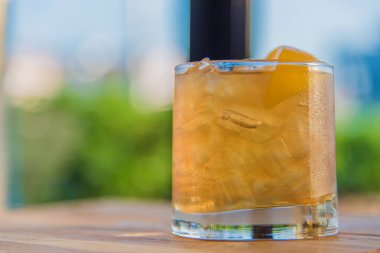 Ahşap tablo yaz aylarında taze şeftali ile buzlu çay