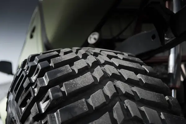 Közelről pályáról tire 4 x 4 off raod sötét koncepció autó — Stock Fotó