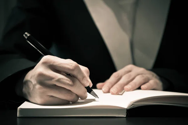 Close up de pessoas de negócios mão em terno escrevendo no caderno ou — Fotografia de Stock