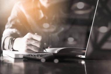 İnsanlar writng defter ve hesap makinesi ve dizüstü bilgisayarda çalışmak