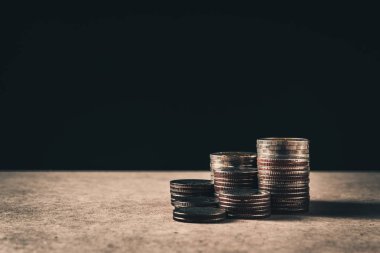 Satır bankacılık ve Finans kavram sikke yığını