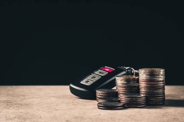 Paralar hesabına kitap ve araba anahtar araba Finans C'de uzaktan satır