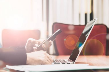 Akıllı telefon, d ile ofisinde çalışan işadamı yakın çekim