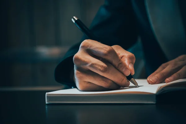 Közelről üzleti emberek kéz öltöny notebook írásban vagy — Stock Fotó