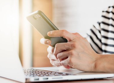 Gün batımında akıllı telefon kullanan insanların yakın çekimi 