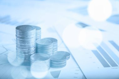 Bankacılık ve finans konseptinde masanın üzerinde madeni para ve iş evrakları