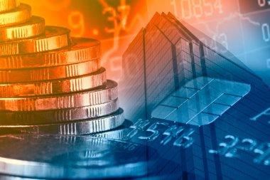 Para, harita, şehir ve kredi kartlarının finans, işletme ve bankacılık konseptinde çift pozlama