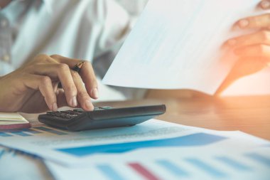 Hesap makinesi ve dizüstü bilgisayar, kalem ve defter iş kadınları çalışma 