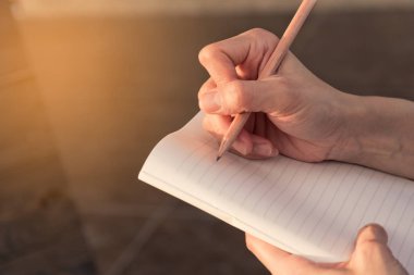 Yazılı defter tutan insanlar el yakın çekim .