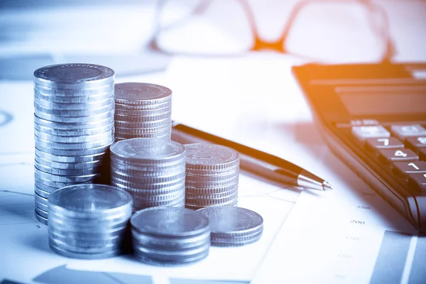 Fila Monedas Bolígrafo Vasos Calculadora Sobre Mesa Madera Para Concepto —  Fotos de Stock