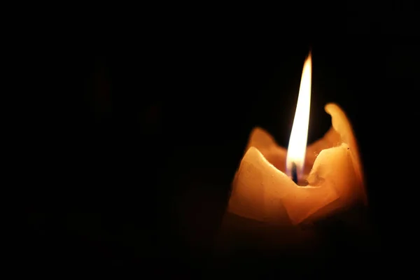 Angezündete Kerze Dunkelheit — Stockfoto