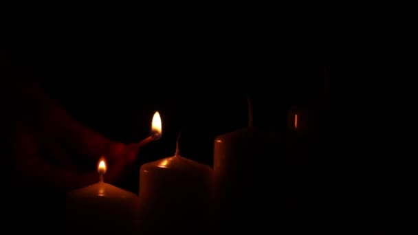 obscurité quatre bougies allumées 