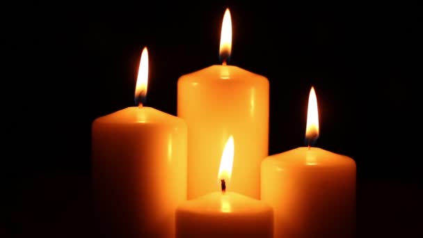 Oscuridad cuatro velas encendidas — Vídeo de stock