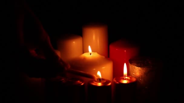 Wiele tłumienie podpalenie świeczki — Wideo stockowe