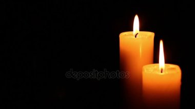 iki mum yaktı ve sönmüş