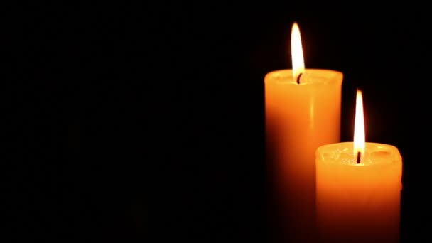 Тихо зажгли две свечи — стоковое видео