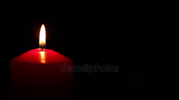 Красная свеча зажжена и погашена — стоковое видео