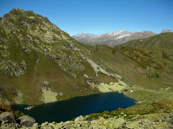 Piękne jezioro w górach — Zdjęcie stockowe