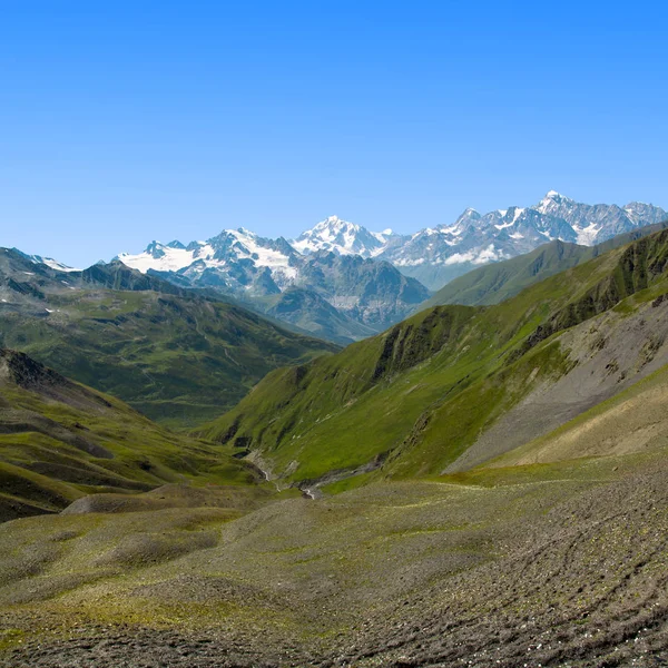 Bergpas in de noordelijke Kaukasus — Stockfoto