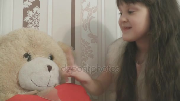 Schönes Mädchen spielt mit der Teddybär-Nase — Stockvideo