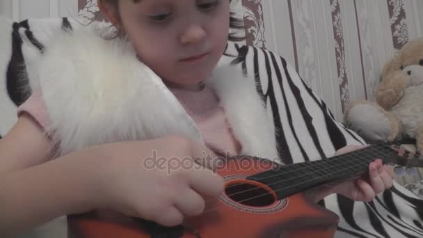 Closeup dívka dělá příliš mnoho kytara — Stock video