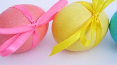 Renkli Paskalya yumurtaları şeritler