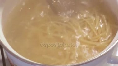 Makarna, spagetti, sıcak suda kaynatın
