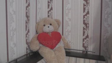 Kız ayı yaklaşımlar ve onu selamlıyor