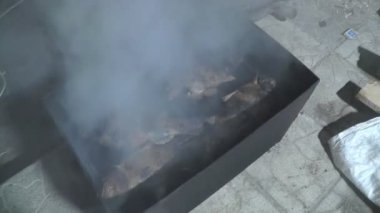 Tütsü evinin içinde füme sazan.