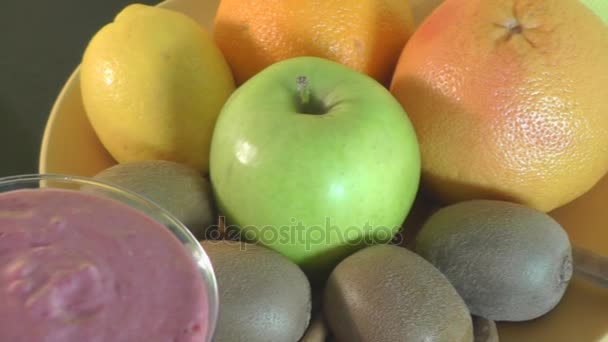 Смузи, фрукты, здоровое питание — стоковое видео