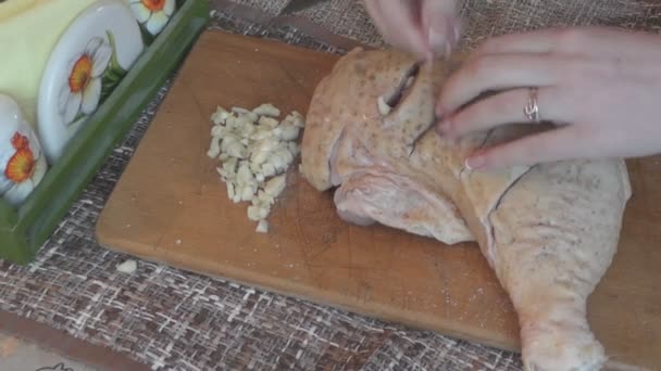 Vařit kuře nadívané česnekem — Stock video