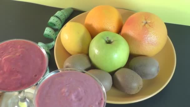 Güler yüzlü içki, meyve, sağlıklı beslenme — Stok video