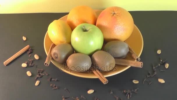 Plaat met prachtig Fruit, gezonde voeding — Stockvideo
