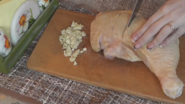 Vařit kuře nadívané česnekem — Stock video