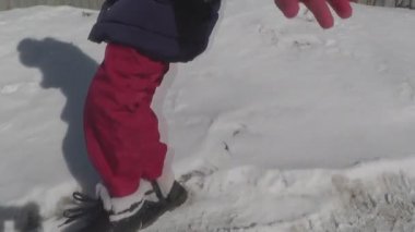 Kar ve karanlık elleri ve ayakları yapma çocuk düştü