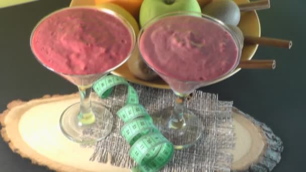 Smoothie-ital, gyümölcs, egészséges táplálkozás — Stock videók