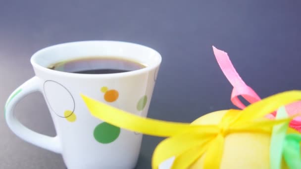 Huevos de Pascua y taza de café con vapor — Vídeos de Stock