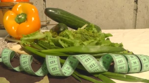 Πιπεριά, αγγούρι, χόρτα, μαρούλι, εκατοστό, υγιεινή διατροφή — Αρχείο Βίντεο