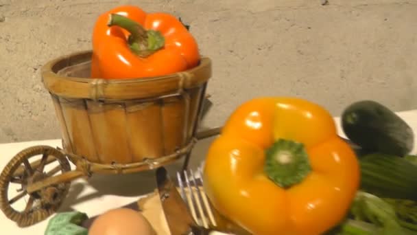 Перець, огірок, зелень, листя салату, сантиметр, здорове харчування — стокове відео