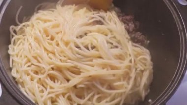 Sığır eti, zemin domuz eti Mix bir tahta kaşıkla