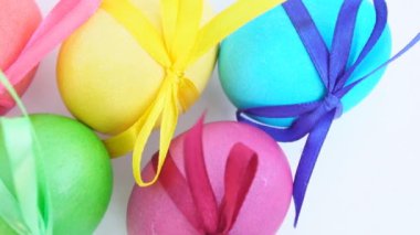 Renkli Paskalya yumurtaları şeritler