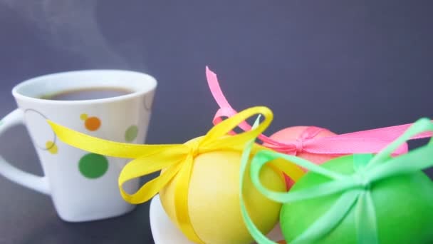 Húsvéti tojás és a csésze kávé és gőz — Stock videók