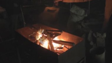 Izgara, cips ve yakacak odun ateşi yaktı