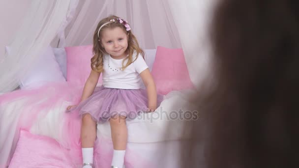 Um modelo da menina posando para a sessão de fotos — Vídeo de Stock