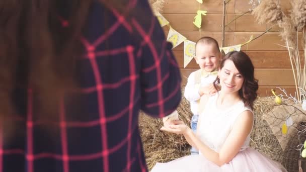 Detrás del fotógrafo Shot Madre e hijo — Vídeos de Stock