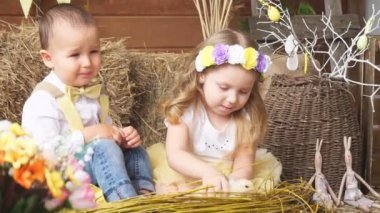 Bir tavuk ile fotoğraflandı oğlan ve kız modeller