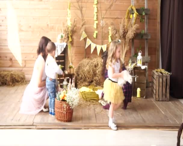 Eine Frau und ihr Sohn und Fotograf mit einem Mädchen im Osterinterieur — Stockvideo